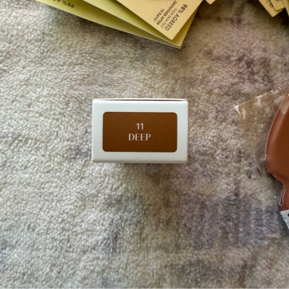 HUDA BEAUTY Deep Shade Makeup - Picture 3 of 6